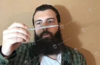 Павел Мешков держит пипетку с 1 мл миноксидила перед нанесением на бороду